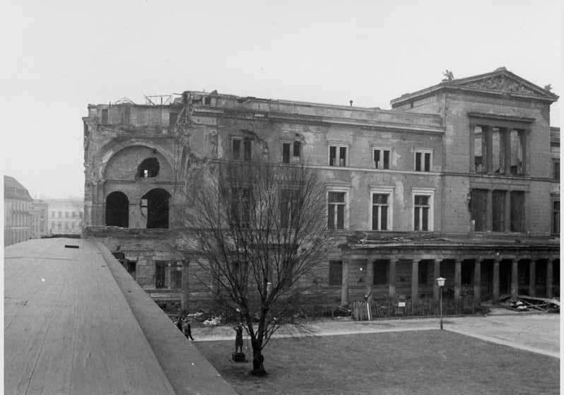 Blick vom Dach der Kolonnaden auf die zum Teil zerstörte Fassade des Neuen Museums