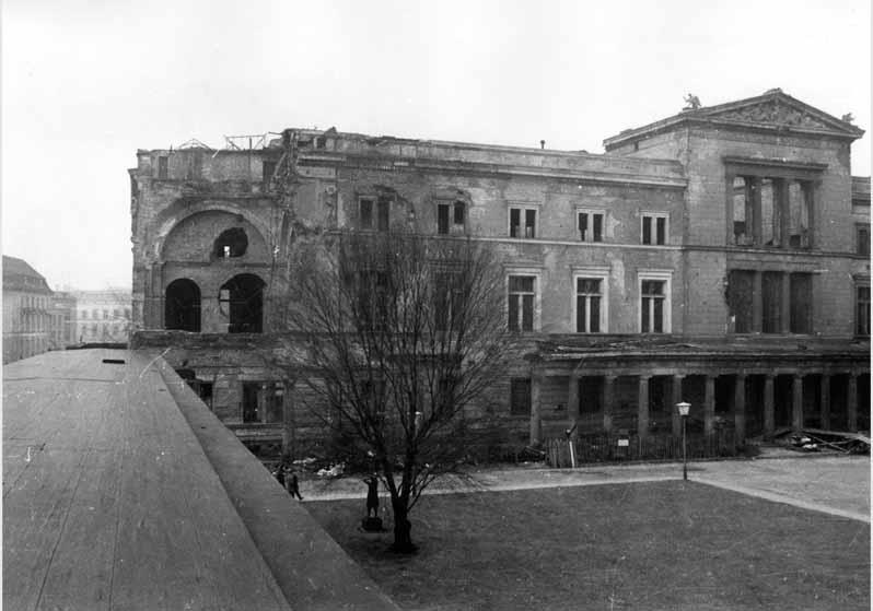 Blick vom Dach der Kolonnaden auf die zum Teil zerstörte Fassade des Neuen Museums