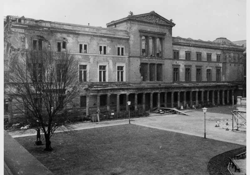 Blick vom Dach der Kolonnaden auf die zum Teil zerstörte Fassade des Neuen Museums