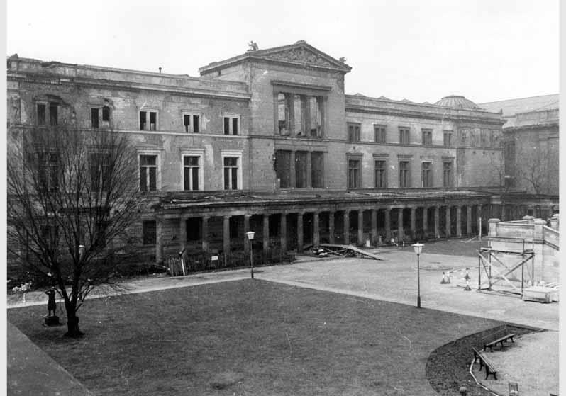 Blick vom Dach der Kolonnaden auf die zum Teil zerstörte Fassade des Neuen Museums