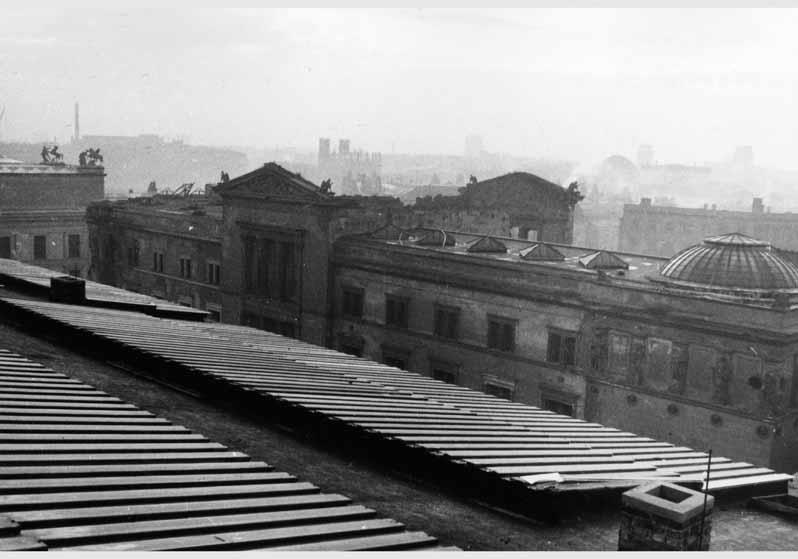 Blick vom Dach der Nationalgalerie auf die zerstörte Fassade des Neuen Museums