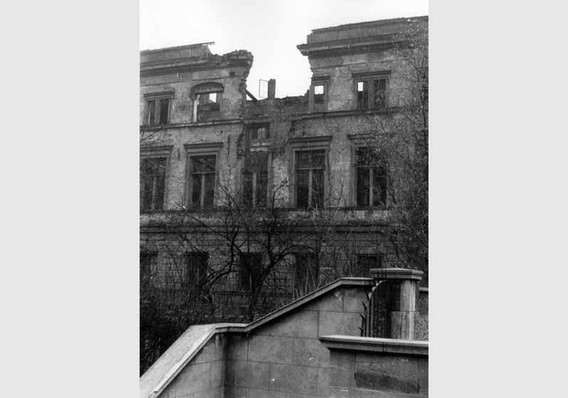 Blick auf die zum Teil zerstörte Fassade des Neuen Museums