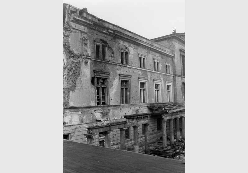 Blick auf die zum Teil zerstörte Fassade des Neuen Museums