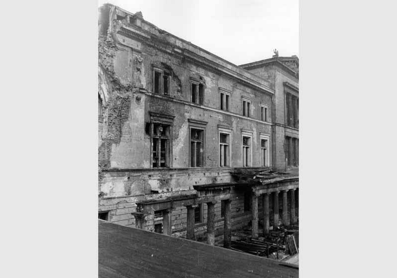 Blick auf die zum Teil zerstörte Fassade des Neuen Museums