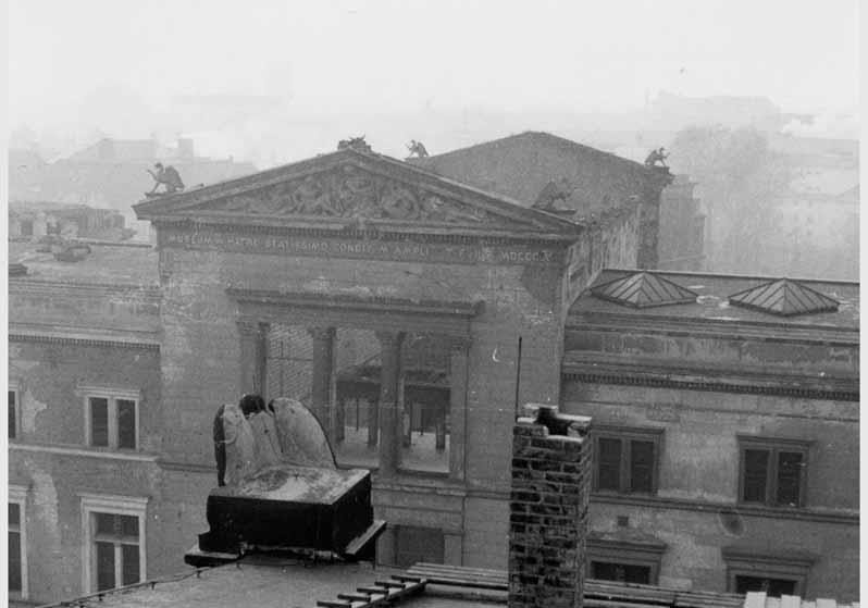 Blick auf das Dach und die zum Teil zerstörte Fassade des Neuen Museums
