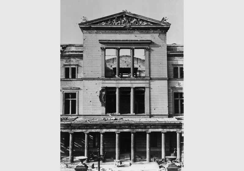 Blick auf den zum Teil zerstörten Eingangsbereich des Neuen Museums