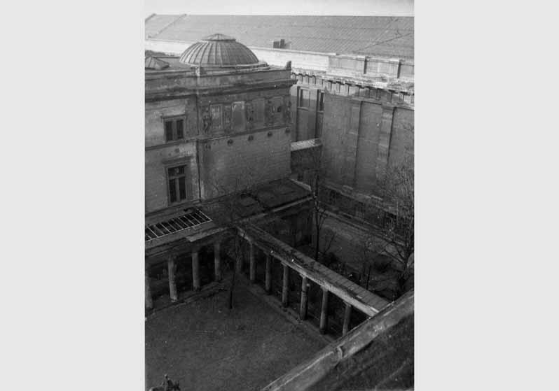Blick auf das Dach sowie auf die Kolonnaden am Neuen Museum