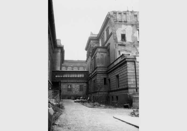 Blick auf die zum Teil zerstörte Fassade des Neuen Museums und den Übergang zum Pergamonmuseum