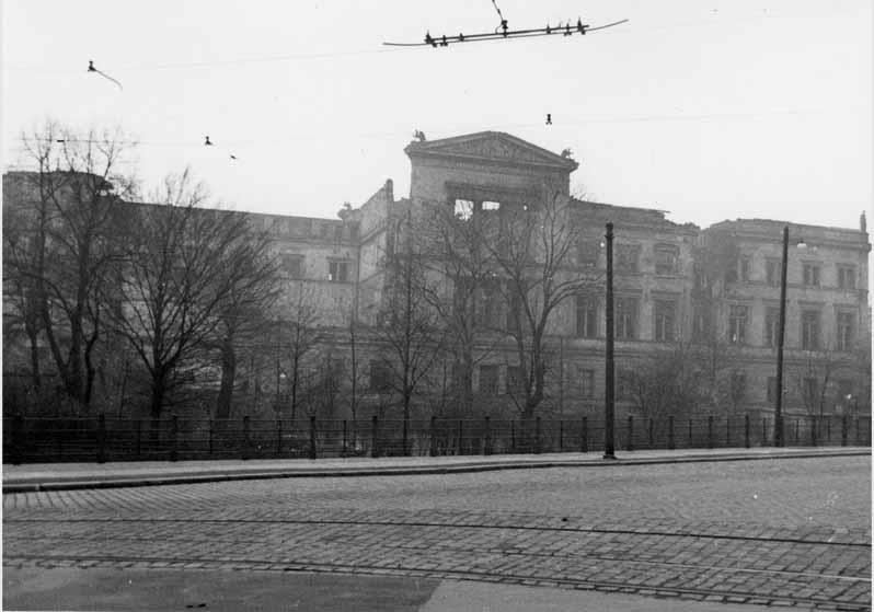 Blick vom Kupfergraben auf das Neue Museum
