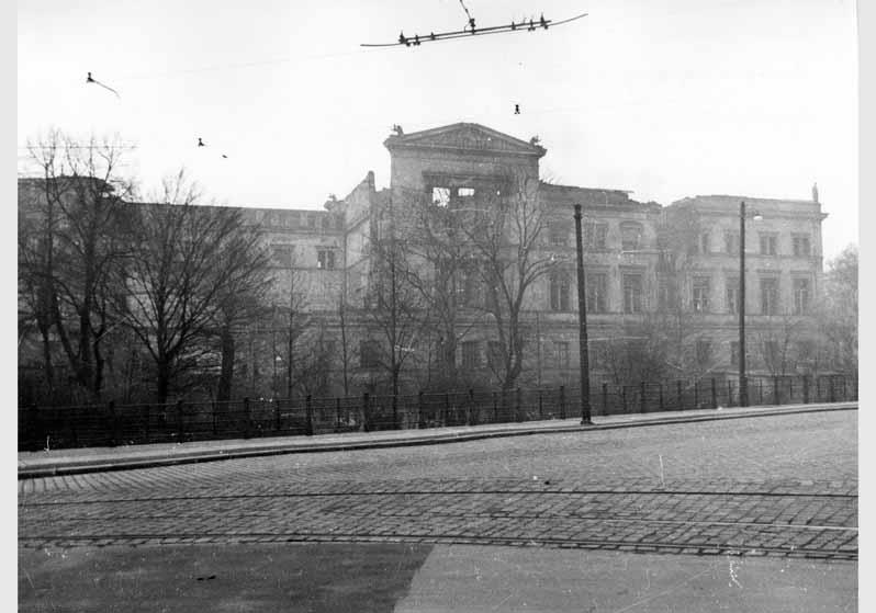 Blick vom Kupfergraben auf das Neue Museum