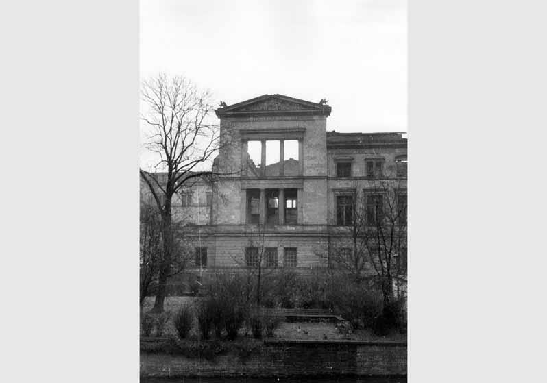 Blick vom Kupfergraben auf das Neue Museum