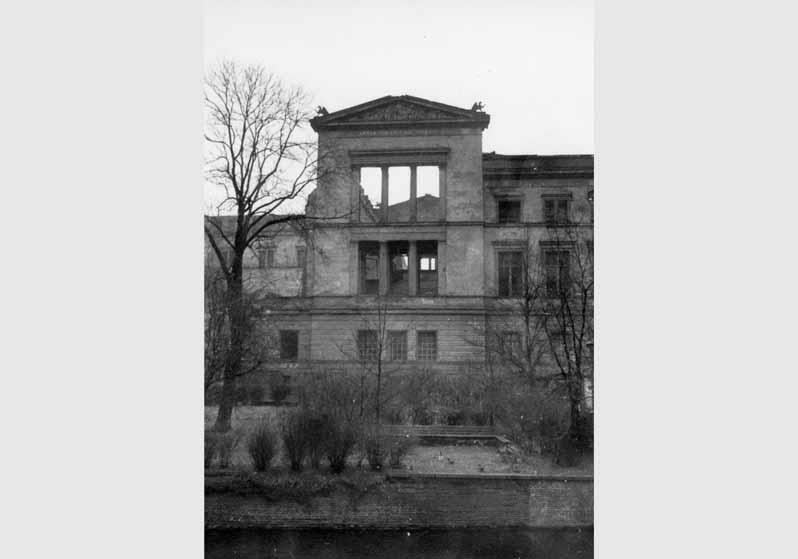 Blick vom Kupfergraben auf das Neue Museum
