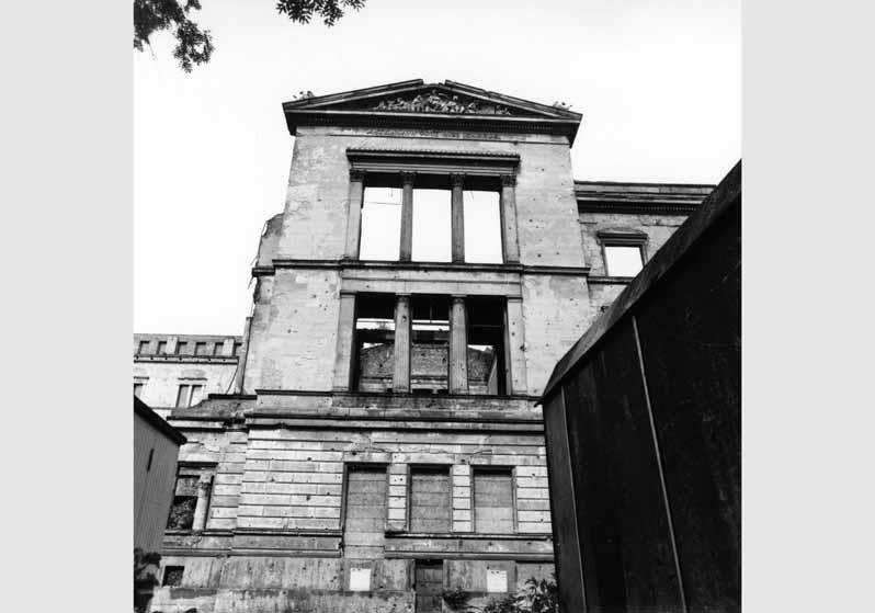 Blick auf die zerstörte Fassade des Neuen Museums
