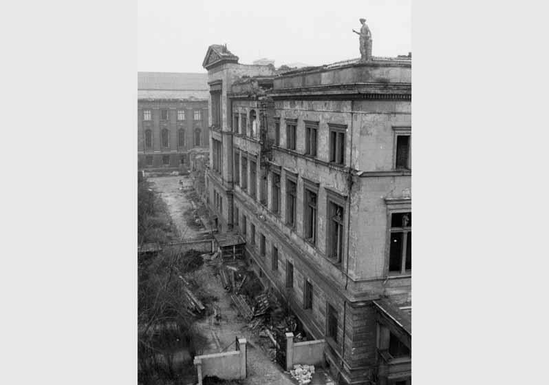 Blick vom Dach des Alten Museums auf die zum Teil zerstörte Fassade des Neuen Museums
