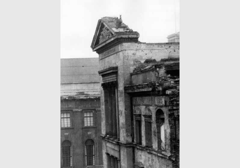 Blick auf die zerstörte Fassade des Neuen Museums vor dem Hintergrund des Pergamonmuseums
