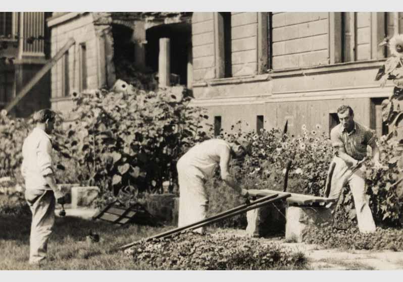 Malerarbeiten im Vorgarten des Neuen Museums
