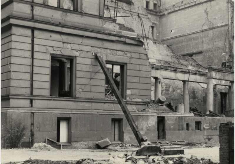 Blick auf die zerstörte Fassade des Neuen Museums