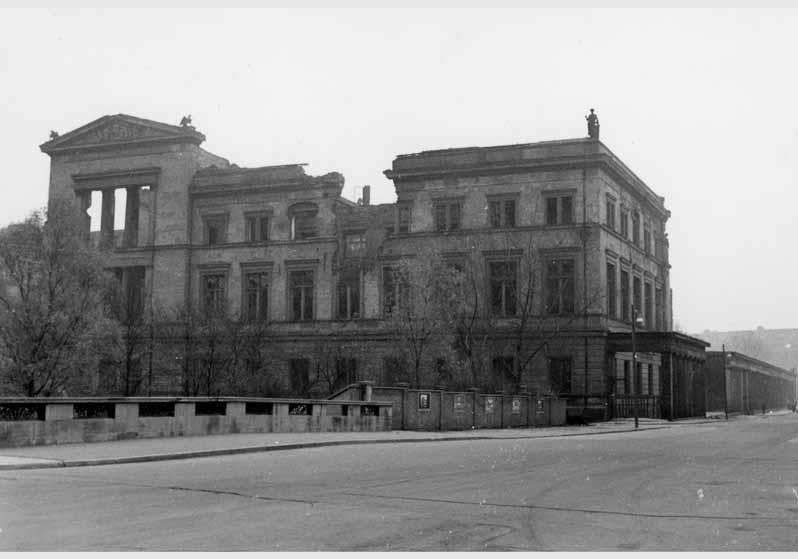 Blick von der Eisernen Brücke auf die zum Teil zerstörte Fassade des Neuen Museums