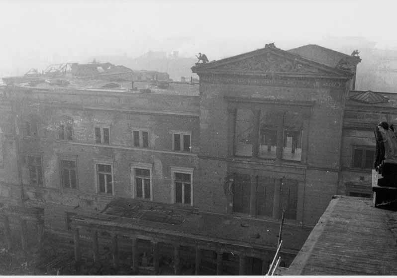Blick vom Dach der Nationalgalerie auf die zum Teil zerstörte Fassade des Neuen Museums