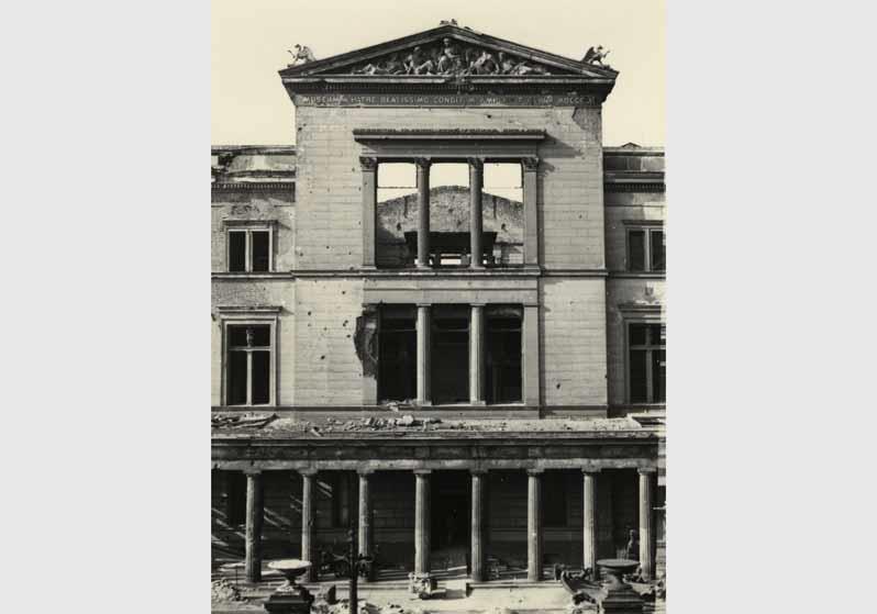 Blick auf die zerstörte Fassade des Neuen Museums