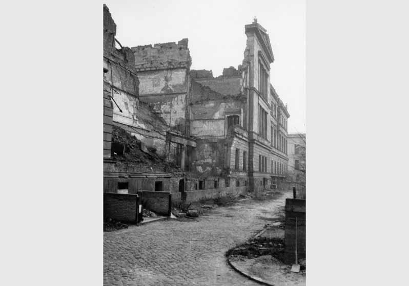 Blick auf die zerstörte Fassade des Neuen Museums