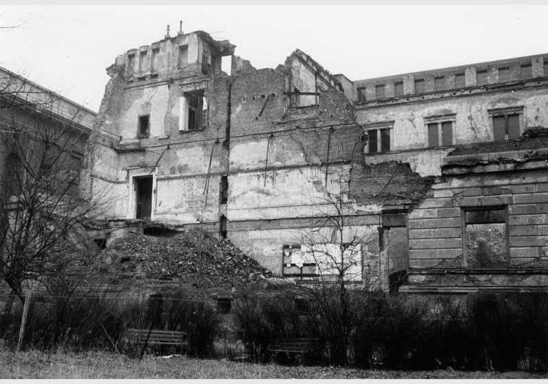 Blick vom Kupfergraben auf die zerstörte Fassade des Neuen Museums