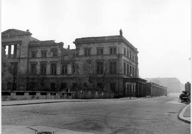 Blick von der Eisernen Brücke auf die zum Teil zerstörte Fassade des Neuen Museums sowie die Kolonnaden