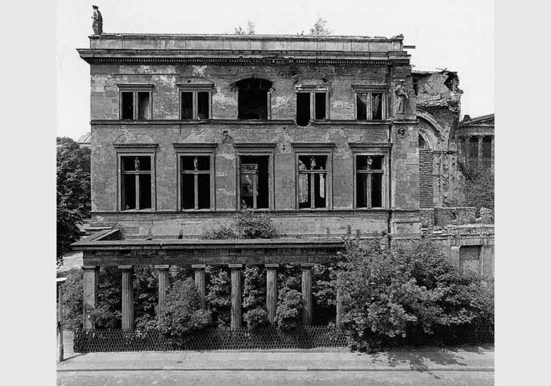 Blick auf die zum Teil zerstörte Fassade des Neuen Museums