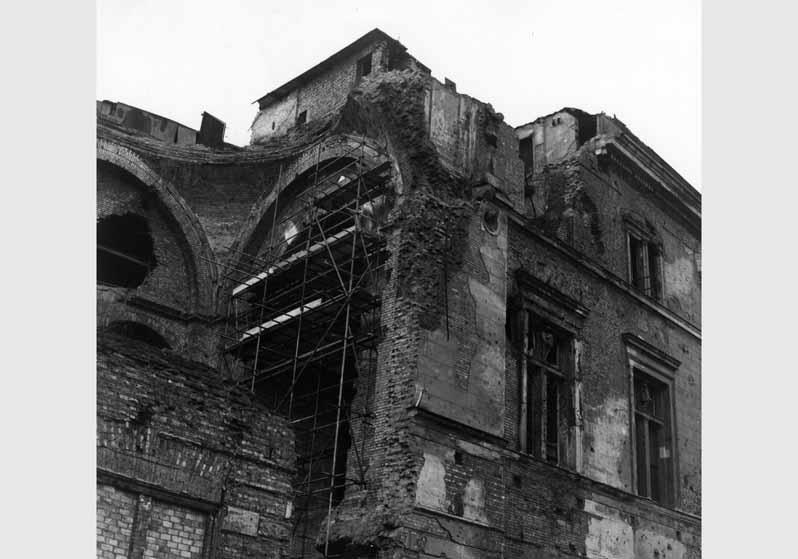 Blick auf die zum Teil zerstörte Fassade des Neuen Museums