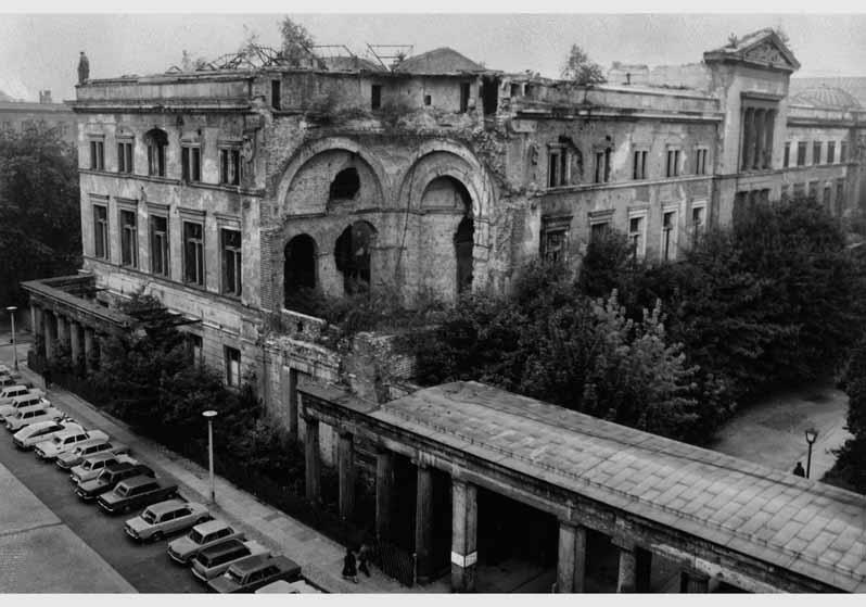 Blick vom Dach des Alten Museums auf die zum Teil zerstörte Fassade des Neuen Museums und die Kolonnaden