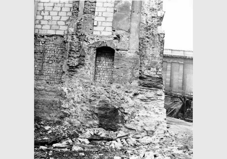 Blick auf die zerstörte Fassade des Neuen Museums