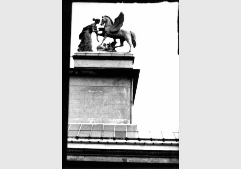 Blick auf die Skulptur "Muse mit Pegasus" von Hermann Schievelbein auf dem Dach des Alten Museums