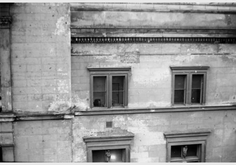 Blick auf die zum Teil zerstörte Fassade des Neuen Museums
