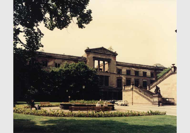 Besucher am Brunnen vor dem Hintergrund des Neuen Museums