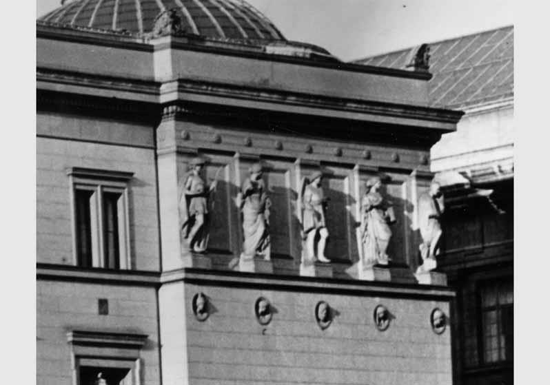 Blick auf Sandsteinfiguren an der Fassade des Neuen Museums