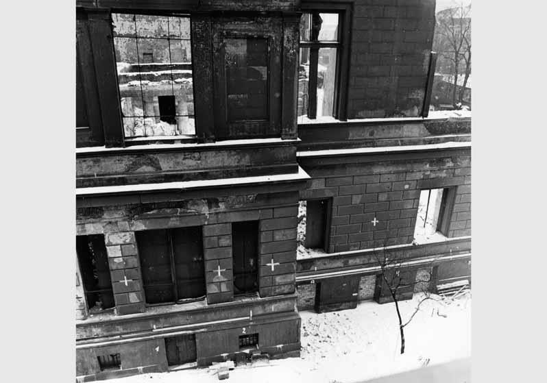 Blick auf die zum Teil zerstörte Fassade des Neuen Museums