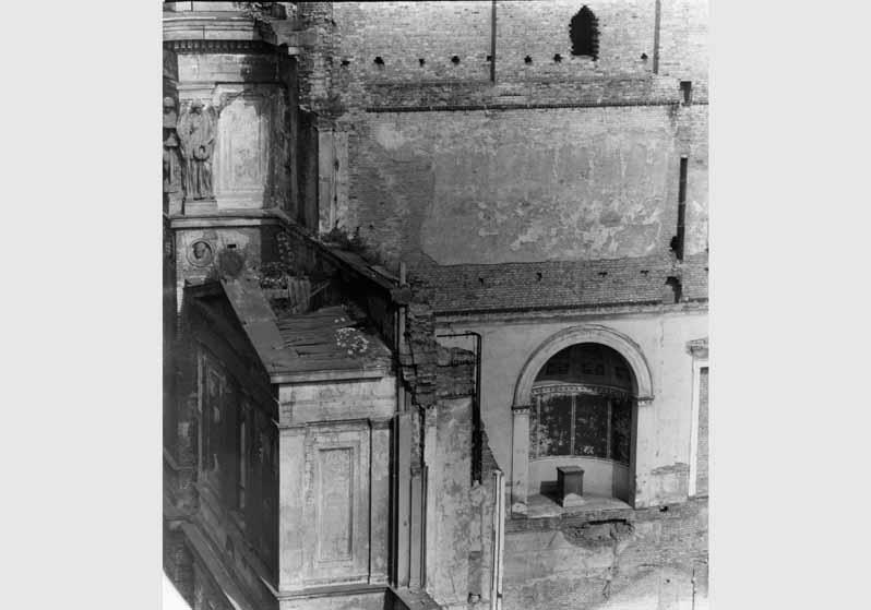 Blick auf die zum Teil zerstörte Fassade des Neuen Museums