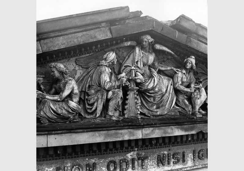 Blick auf die Figurengruppe von August Kiss am Neuen Museum