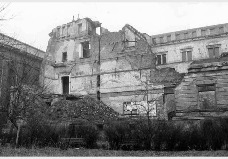 Blick auf die zum Teil zerstörte Fassade des Neuen Museums