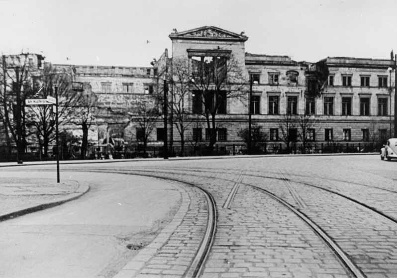 Blick vom Kupfergraben auf das Neue Museum