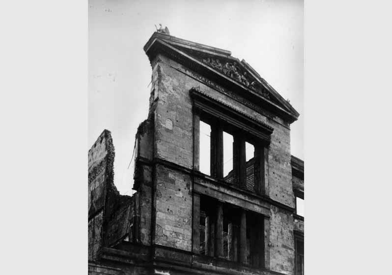 Blick auf die zerstörte Fassade des Neuen Museums