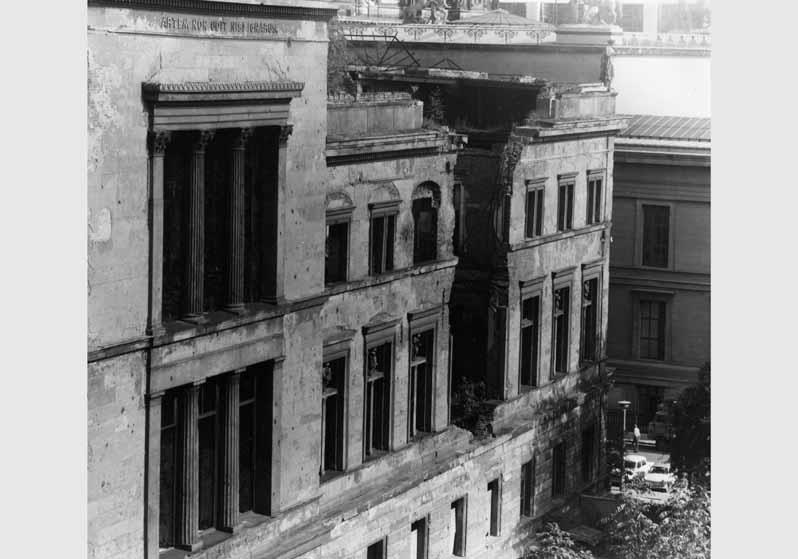 Blick auf die zum Teil zerstörte Fassade des Neuen Museums