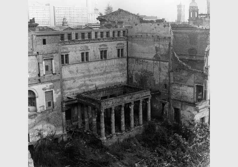 Blick auf den zerstörten Ägyptischen Hof des Neuen Museums