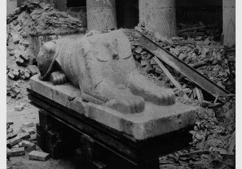 Blick auf eine Sphinx im zerstörten Ägyptischen Hof des Neuen Museums