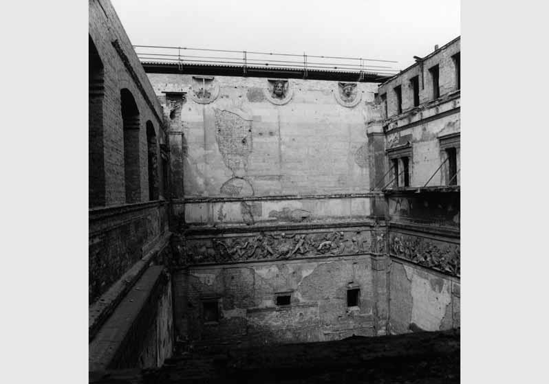 Blick auf einen Teil des Frieses "Untergang von Pompeji durch die Gewalt der Naturelemente" von Hermann Schievelbein im Griechischen Hof des Neuen Museums