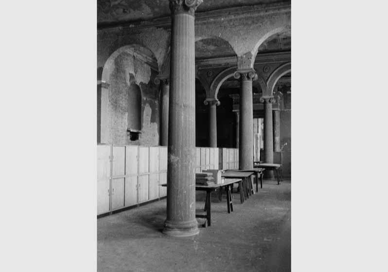 Blick in den zerstörten Römischen Saal im Neuen Museum