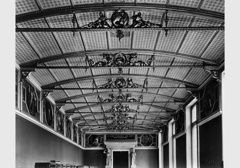Blick auf die Decke des Niobidensaals im Neuen Museum