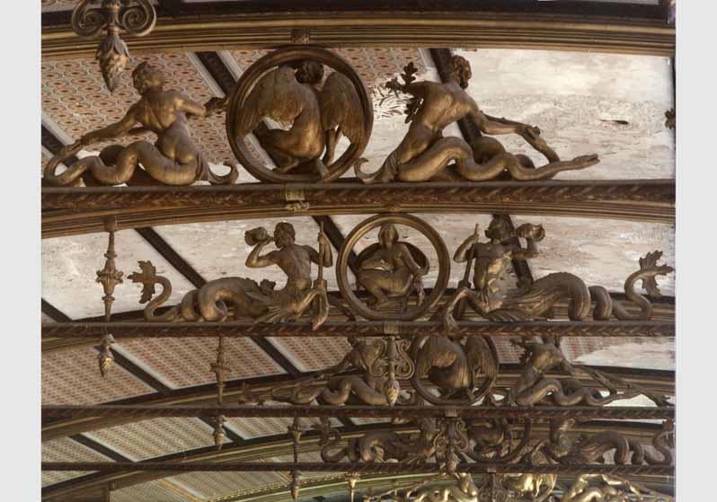Blick auf die zum Teil zerstörte Decke des Niobidensaals im Neuen Museum