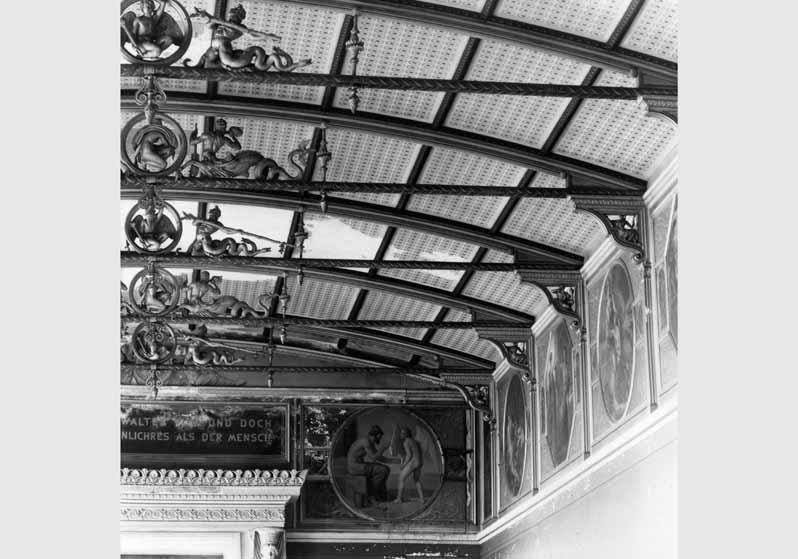 Blick auf die zum Teil zerstörte Decke des Niobidensaals im Neuen Museum