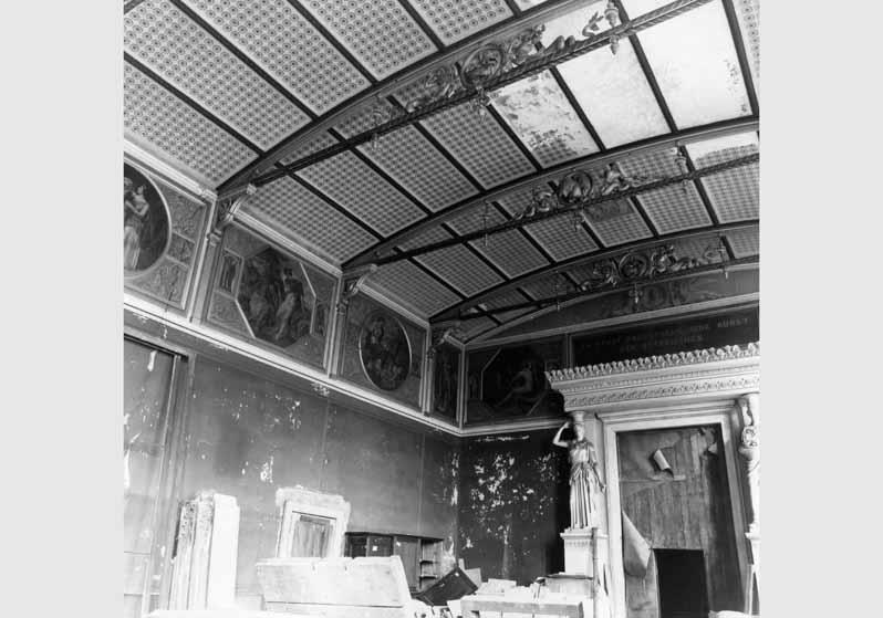 Blick auf die zum Teil zerstörte Decke des Niobidensaals im Neuen Museum